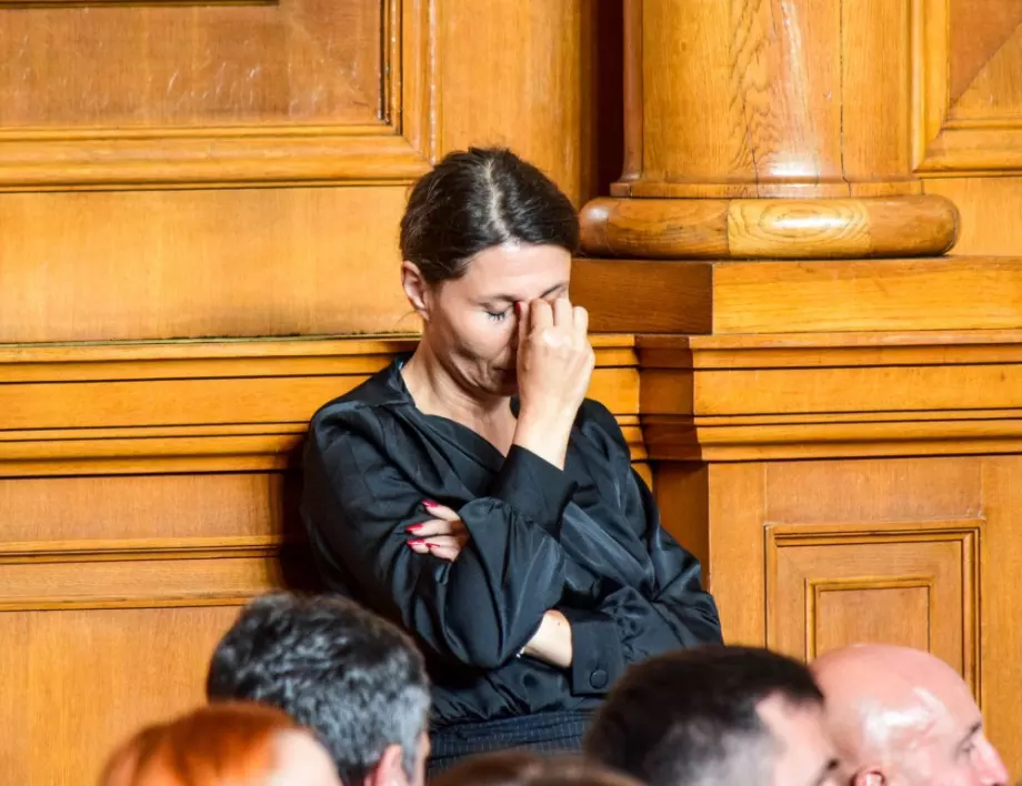 Белобрадова обвини Нинова, че „с брутални средства“ атакува законопроекта за домашното насилие
