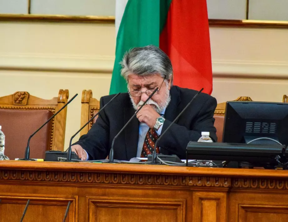 Рашидов оттегли кандидатурата си за председател на парламента с емоционална реч (ВИДЕО)