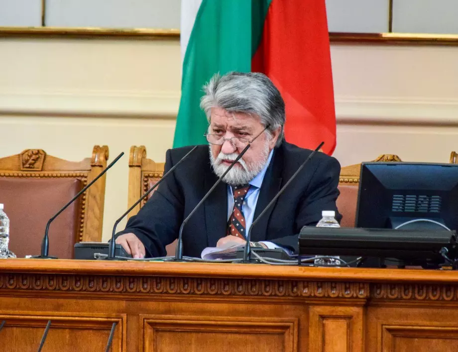 След 3-дневни мъки: ГЕРБ, ДПС, БСП и "Български възход" избраха Рашидов за председател на НС
