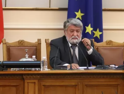 Намалиха микрофоните в парламента, за да не се чува дишането на Рашидов