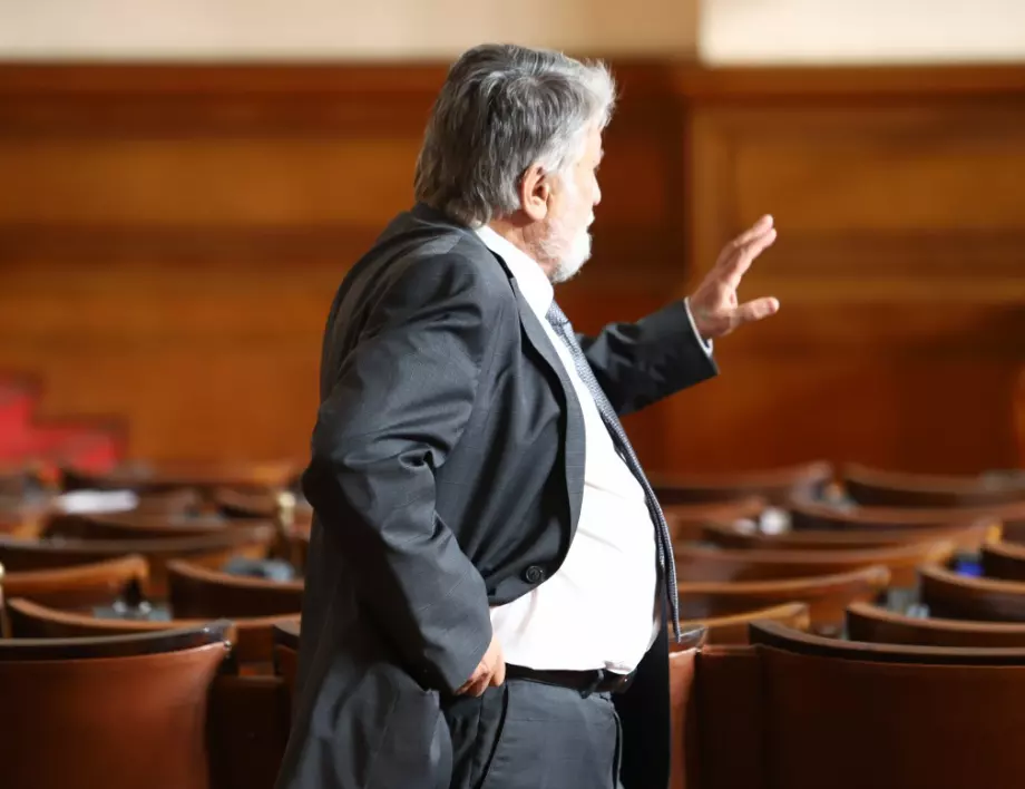 "БОЕЦ" говори на Вежди Рашидов с "главен мултак" в кулоарите на парламента (ВИДЕО)