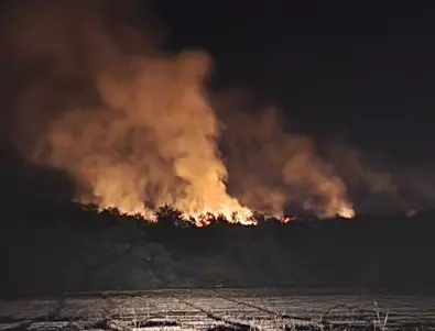 Пожар гори в двора на завод Арсенал в Казанлък 