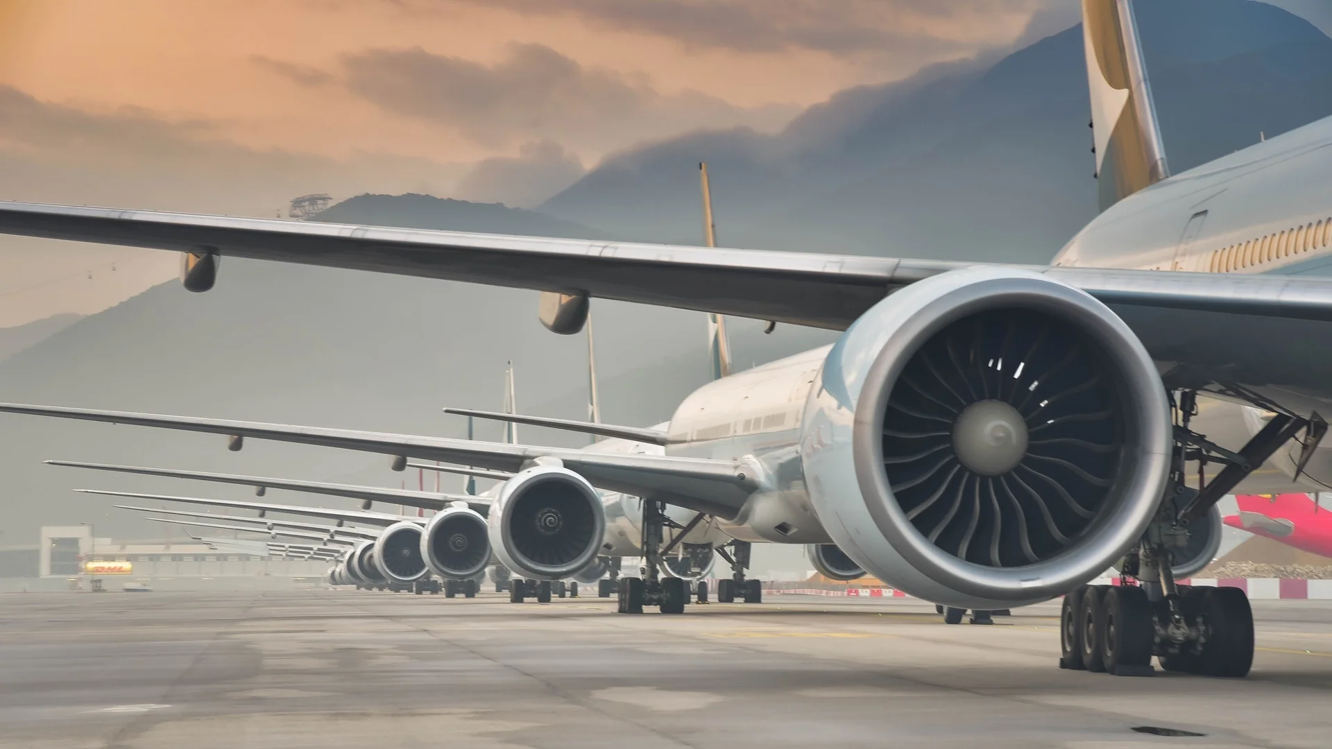 Самолетите скоро ще летят с електронно гориво. Как ще се отрази това на цените?