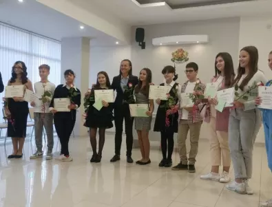 Община Казанлък отличи 11 талантливи деца (СНИМКИ)
