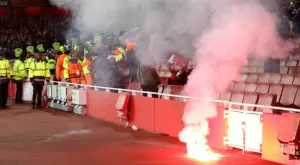 Скандално: Цял мач в Турция към гостуващите играчи летяха бомбички и ножове (ВИДЕО)