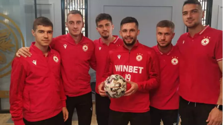 Красиво: Футболистите на ЦСКА се включиха в благотворителна инициатива на Арда Кърджали