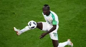 Съпругата на Садио Мане живее в къща с 30 роднини до пътека, по която тичат кози и е пълна с боклуци