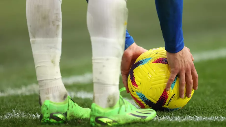 ВИДЕО: В Испания футболист колабира на мач, тръгна да играе, когато дойде на себе си