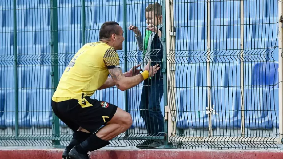 ВИДЕО: Виктор Генев с трогателен жест след победния гол за Ботев Пловдив