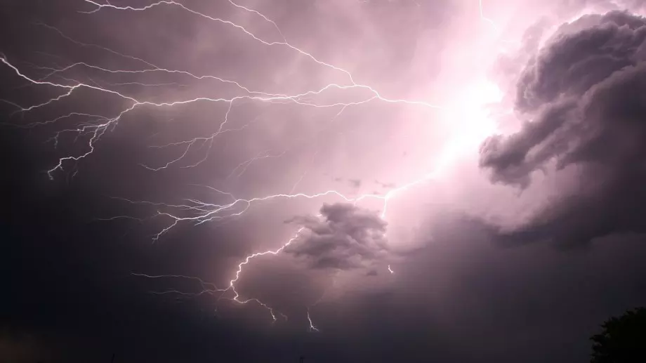 "Тресеше и валеше като из ведро": Серия от мощни бури удариха страната ни през нощта (ВИДЕО)