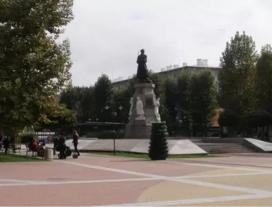 Паметникът на Незнайния войн в Хасково осъмна без глава