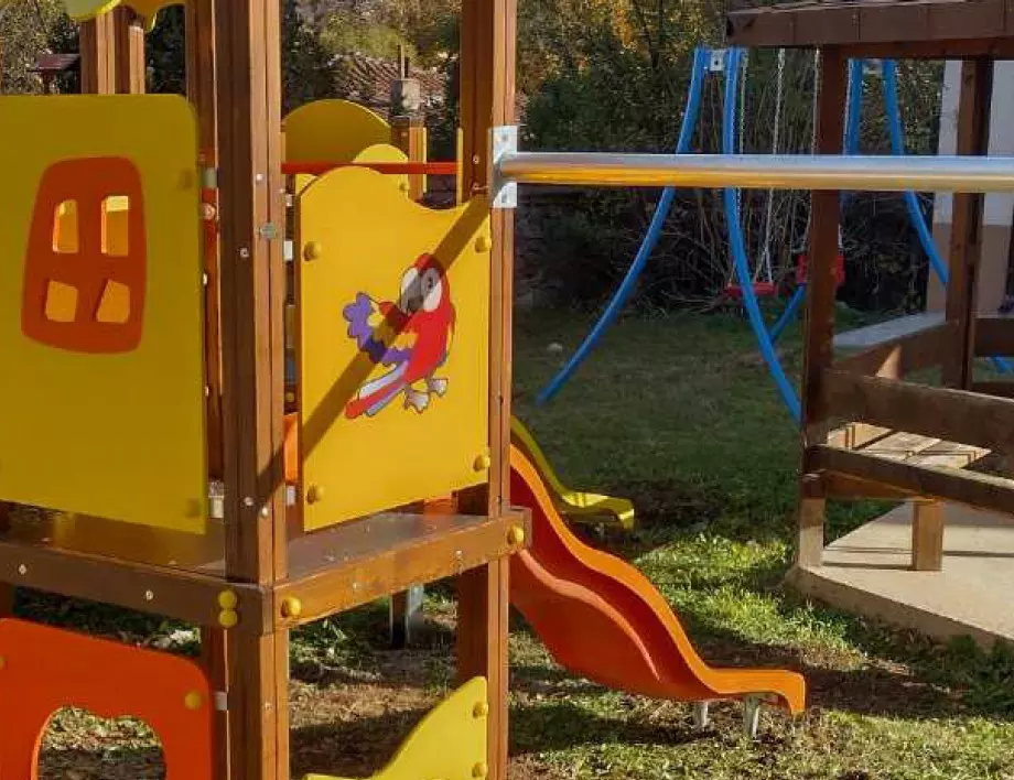 Изградиха нова детска площадка в с. Огняново с финансиране по проект