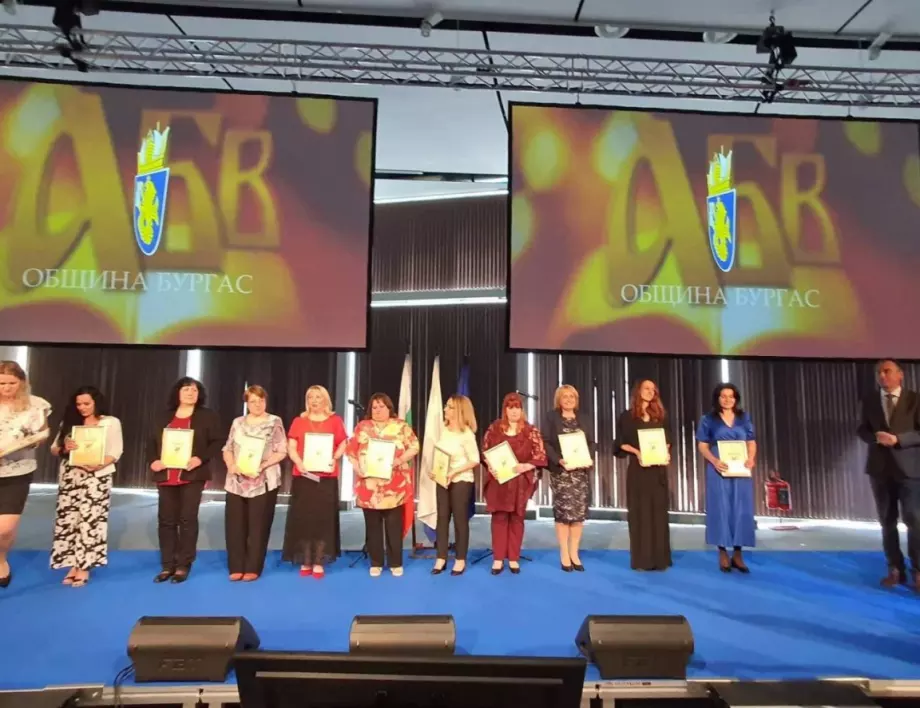 Над 100 млади учители от Бургас ще получат отличия за успешен кариерен старт