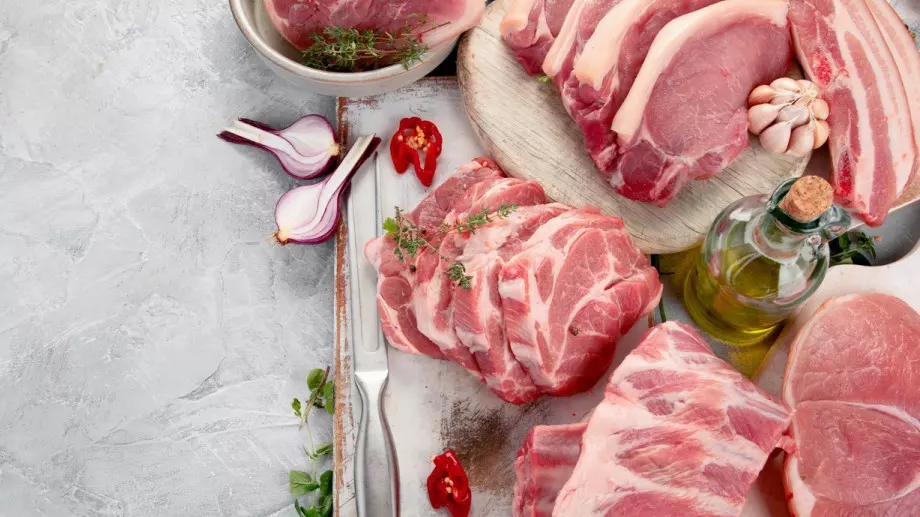 Учени посочиха 3 причини да не миете месото преди готвене