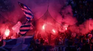 Епични сцени във Франция! Димки, факли и брутална атмосфера посрещнаха Тотнъм (ВИДЕО)