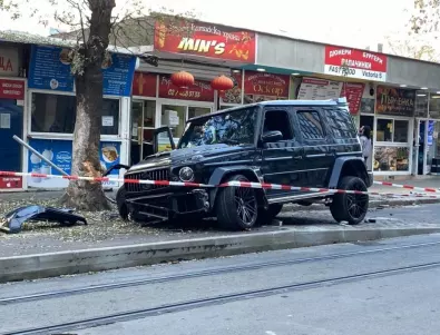 Джип катастрофира в центъра на София (СНИМКИ)