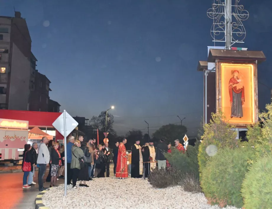 С факелно шествие и концерт община Елин Пелин отбеляза Деня на будителите