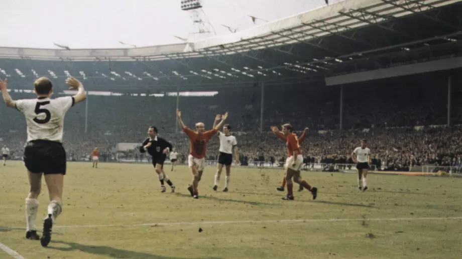 "Голът на Уембли": Спорното попадение, което подари единствената Световната купа на Англия през 1966 г. (ВИДЕО+СНИМКИ)