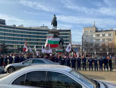 За около 2 часа стигна енергията на Възраждане за протест срещу българско оръжие за Украйна