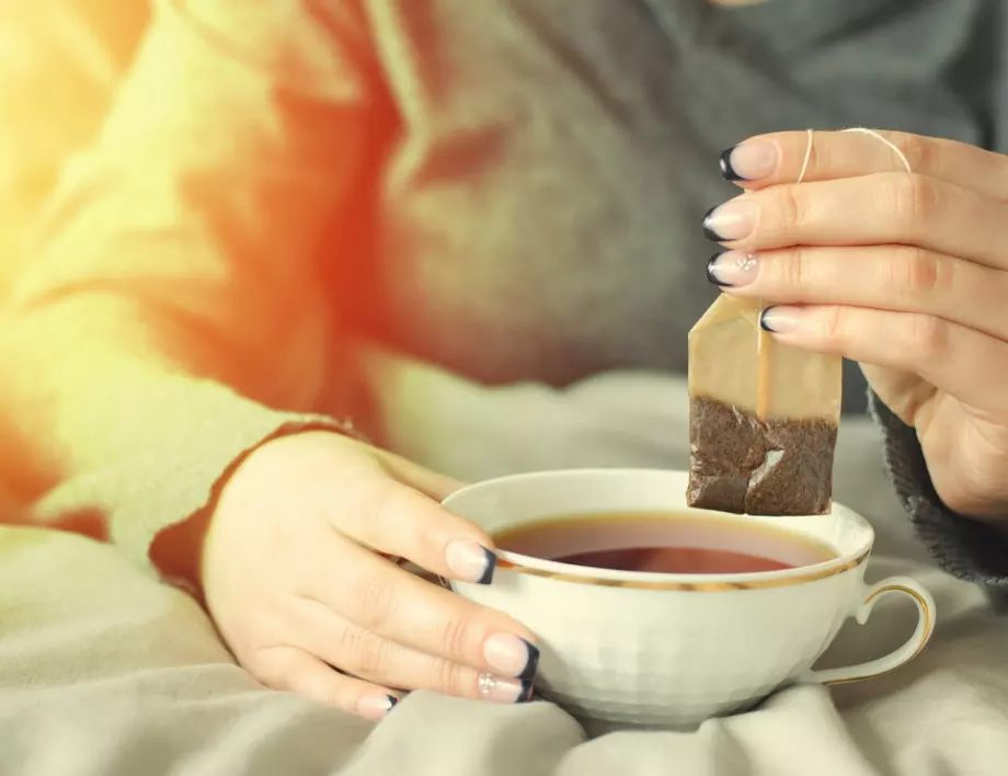 Доказани трикове, които помагат да се отървете от налепите от чай върху чаши и в термос