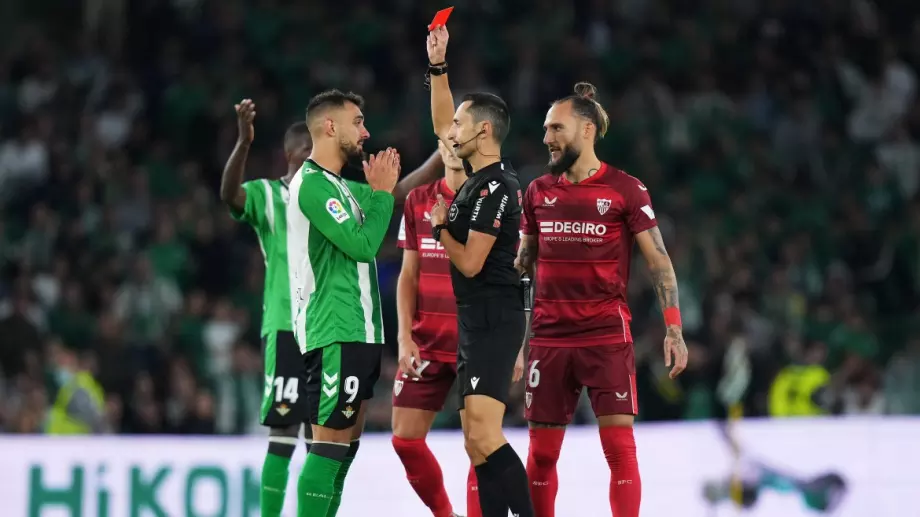 Комичен автогол, 3 червени и 10 жълти картона белязаха дербито между Бетис и Севиля в Ла Лига