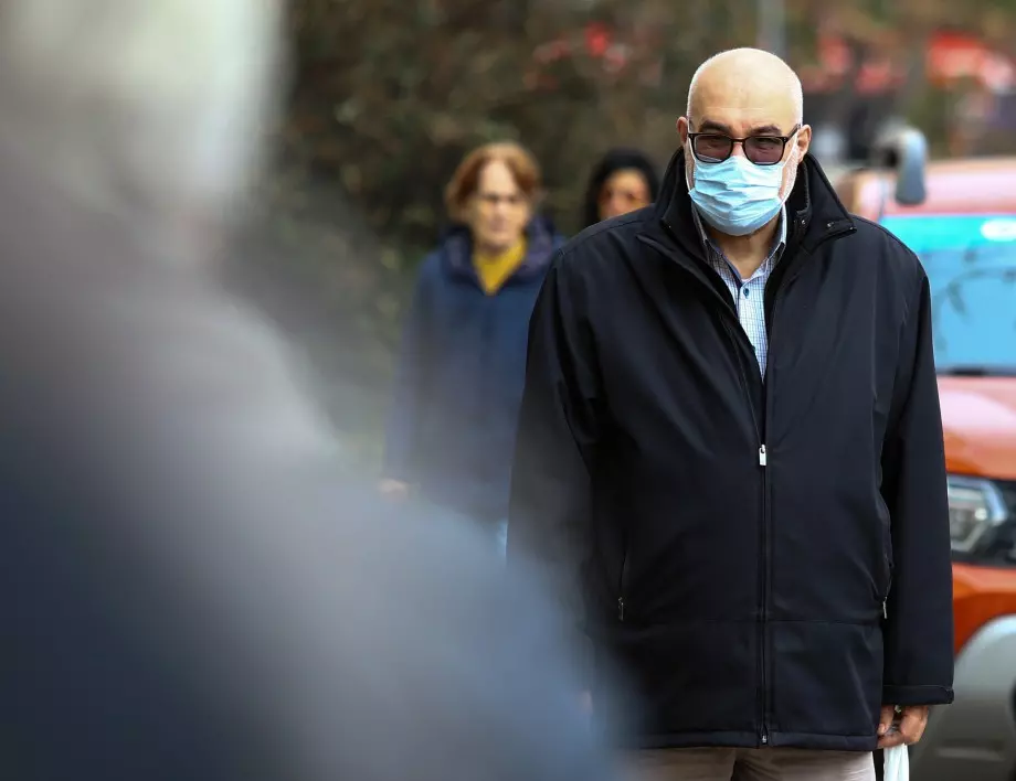 Лекар с призив: Носете маски, с грипа сега е страшно