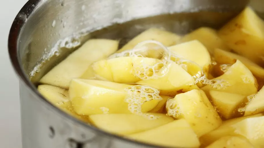 Защо опитните готвачи варят картофите с оцет?