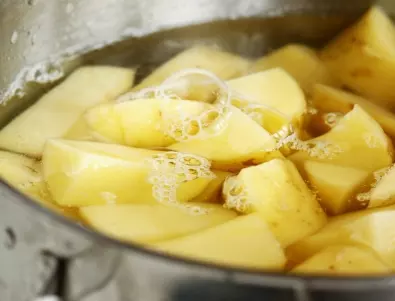 Професионален готвач издаде какво НИКОГА да не правим с картофите, когато ги готвим