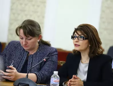 Десислава Атанасова се надява дебатът покрай Изборния кодекс да не измести съставянето на кабинет