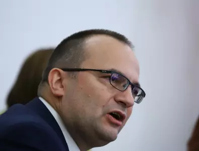 ДБ: Енергийният министър бави процедурата за представител на държавата в „Лукойл Бургас“