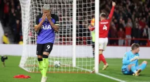 Нотингам Форест се събуди и отстрани Тотнъм от Карабао Къп с десет човека