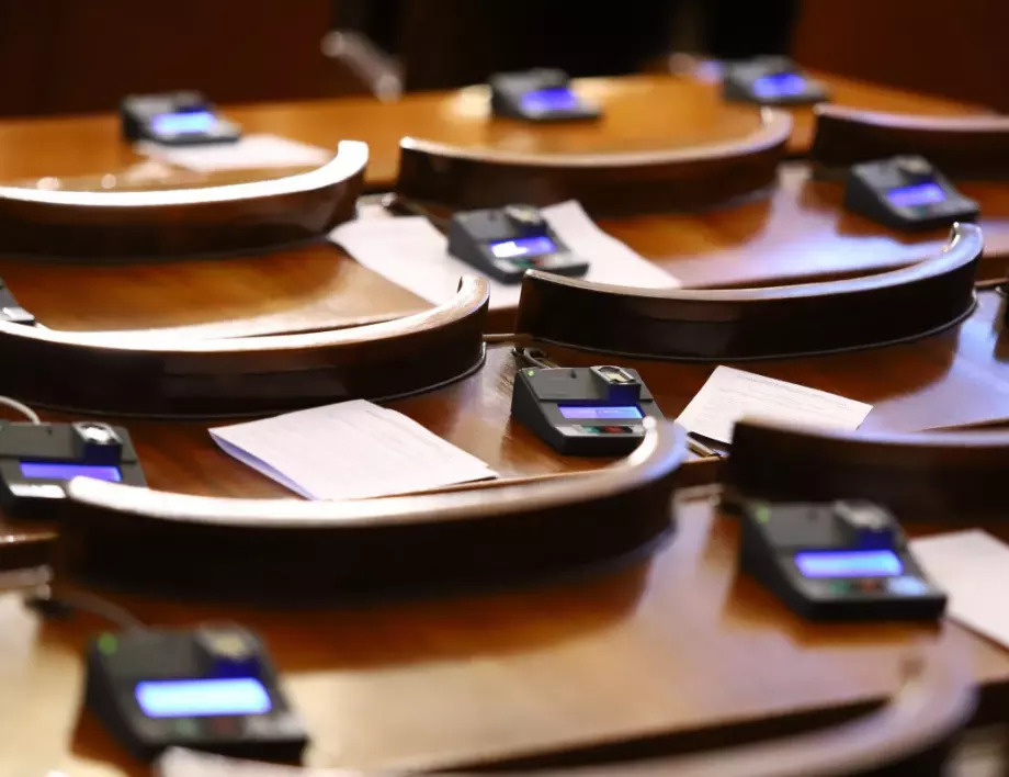 12 депутати не се регистрираха, дебатът за кабинета "Габровски" започна