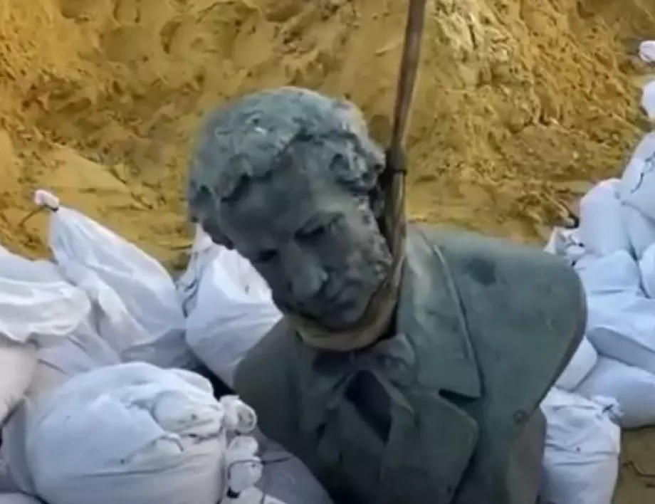 В Харков премахнаха паметник на Пушкин, съдбата му ще е ясна след края на войната (ВИДЕО)