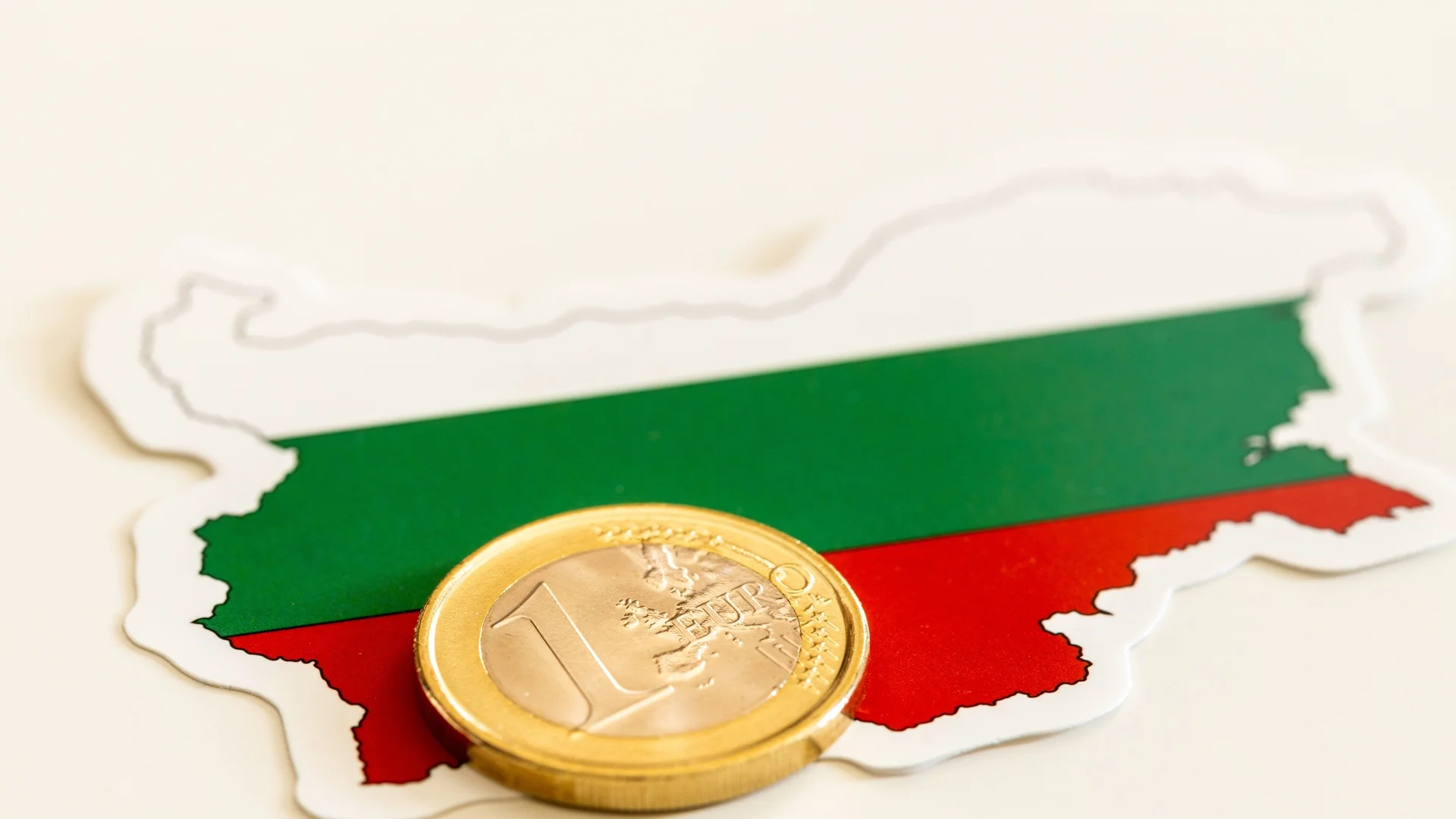 Експерти скептични за влизането ни в еврозоната, няма да покрием критерия за инфлация