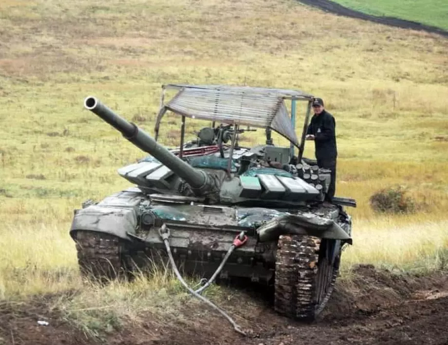 За по-бързо бягство: Руснаците сами са си взривявали танковете при Херсон (ВИДЕО)