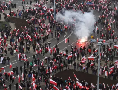 Стотици факли: Шествието за Деня на независимостта на Полша събра 100 000 души във Варшава (ВИДЕО и СНИМКИ)