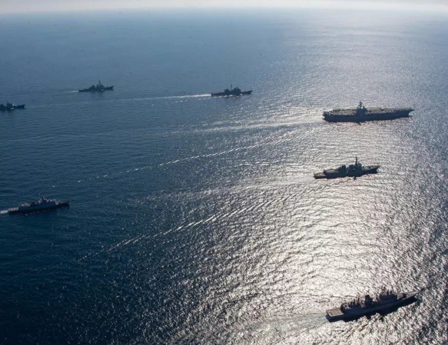 Китайски военен кораб мина "опасно близо" до американски разрушител (ВИДЕО)
