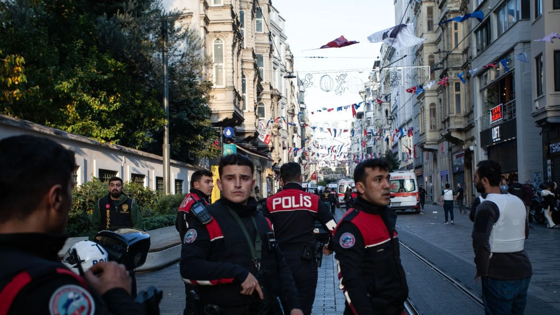 Нападение в Турция: Мъж намушка 11 души в Есенюрт (ВИДЕО)