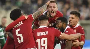 СНИМКА: Ръководството на ЦСКА награди Тибо Вион за трицифрен брой срещи