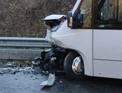 Общински автобус самокатастрофира в Бургас