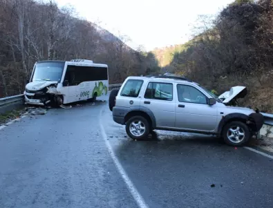 Автобус и джип се удариха челно преди Рилския манастир, има пострадали (СНИМКИ)  