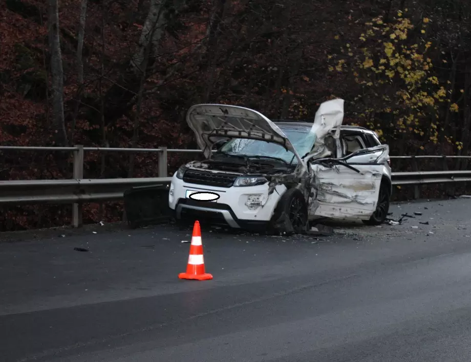 Петима младежи катастрофираха край Велико Търново ,17 - годишно момче загина на място 