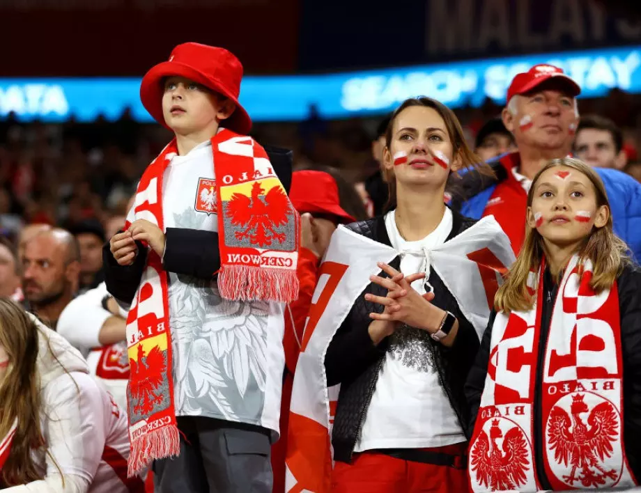 Полският национален отбор по футбол бе охраняван от изтребители F-16 (ВИДЕО)
