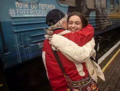 Незабравимо посрещане на първия влак от Киев до Херсон след освобождението (ВИДЕО)