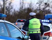 Арестуваха 25 нелегални мигранти в аварирал бус край Ямбол, шофьорът е избягал