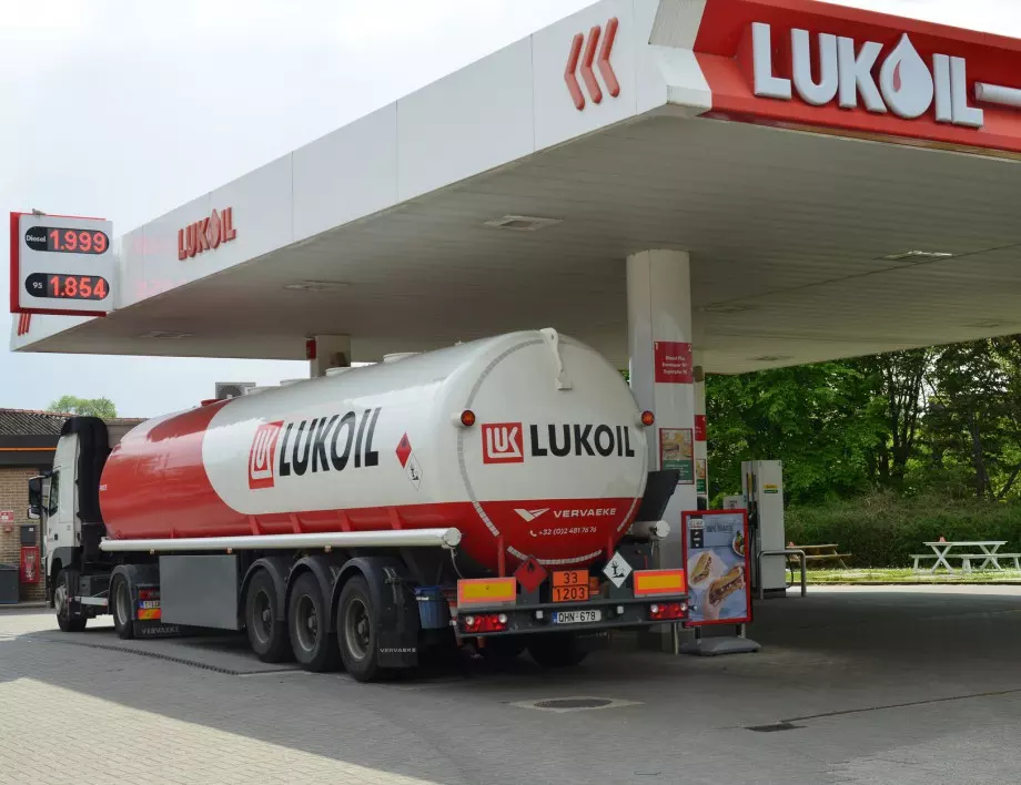 Денков: Заобикалянето на санкциите от "Лукойл" не е в правомощията ни