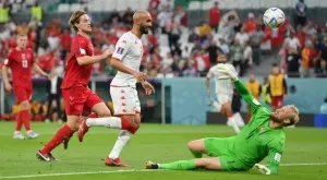 Шах с един пас: Как Тунис матира Дания, но не и страничния съдия (ВИДЕО)