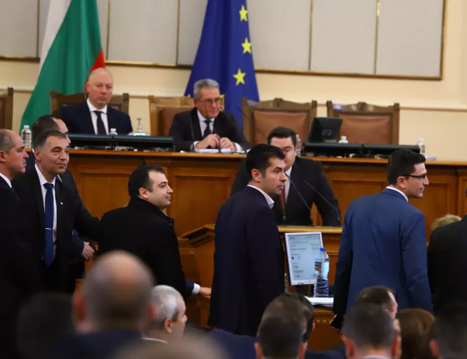 Безредици в пленарна зала, Йордан Цонев изгони депутат от "Продължаваме промяната" (ВИДЕО)