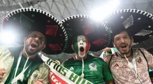 ВИДЕО: Разочарован мексикански фен полудя, извади нож и потроши телевизора си