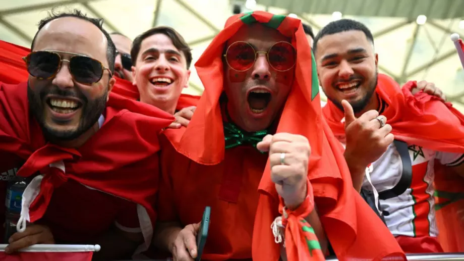 С вериги и бухалки: Ултрадесни скочиха на фенове на Мароко